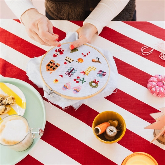 COLOURFUL BEGINNER CHRISTMAS CROSS STITCH KIT fra Cotton Clara